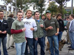 Helfer und Erstis sto&szlig;en auf das neue Semester an