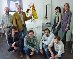 Das interdisziplin&auml;r gemischte Adaptronik-Team bei der Pr&auml;sentation: (v.l.n.r.) Prof. Dr. 