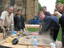 Markus Kleine (links) erkl&auml;rt, den Studierenden Mona Jelinski, Sebastian Jaming, Dirk Scharf un