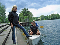 Nach der Taufe: Im HAWK-Betonkanu sitzen (von vorne nach hinten) Ozan Dogan, Tim Diekhoff und Henrik