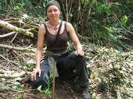 Gesche B&ouml;binger, Teilnehmerin der HAWK-Exkursion nach Peru, bei einer Baumpflanzung in Oxapampa