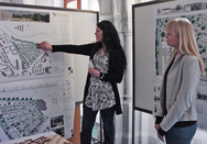 Corinna Verena Wilmes (links) und Daniela Heine planen in ihrem Entwurf  urbane Landwirtschaft in ge