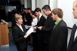 Studiendekanin, Frau Prof. Dr. Gisela Ohms &uuml;berreicht die Auszeichnungen