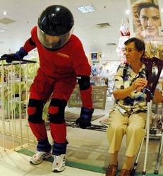 Der Altersimulationsanzug ?Focus-Dress? des Instituts ?Focus50plus\\" im Einsatz.