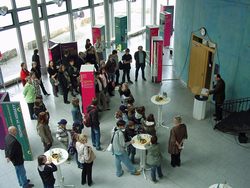 HAWK-Pr&auml;sident Prof. Dr. Martin Thren (rechts) er&ouml;ffnet die Ausstellung ?Technik im Korset
