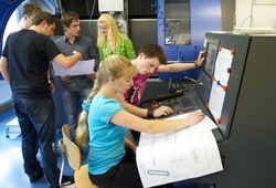 Pr&auml;zisionsmaschinenbau praxisnah studieren, Studenten der HAWK in G&ouml;ttingen, Fakult&auml;t