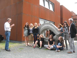 Hans-Werner Kalkmann erkl&auml;rt im Kunsthof Bodenburg Sch&uuml;lerinnen vom Andreanum sein Leben a