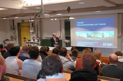 Dekan Prof. Dr. Manfred Bu&szlig;mann stellt den Sch&uuml;lerinnen und Sch&uuml;lern die Fakult&auml