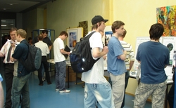 Studierende der HAWK Fakult&auml;t Naturwissenschaften vor dem Informationsbrett