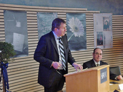 Wissenschaftsminister Stratmann (links) er&ouml;ffnet das Mentoring-Programm der HAWK.