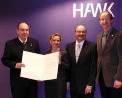 (v.l.n.r.) Pr&auml;sident Prof. Dr. Martin Thren, Honorarprofessorin Dr. Marion Pusch, Laudator Prof