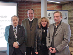 (v.l.n.r.) Studiendekan Prof. Heinz-Dieter Gottlieb, HAWK-Pr&auml;sident Prof. Dr. Martin Thren, Dek