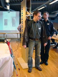 Der stumme Butler streift die Jacke ganz automatisch &uuml;ber.