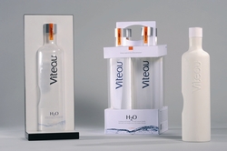 Alexander Selbach ist mit seiner Mineralwasserflasche und Umverpackung ?Viteau? f&uuml;r den Deutsch