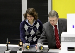 Arbeit am Laser - Master-Studentin Jennifer Hoffmeister mit Prof. Dr. Wolfgang Vi&ouml;l