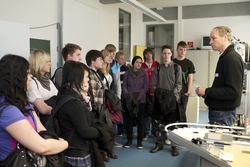 Ansicht auf Sch&uuml;ler bei einer F&uuml;hrung durch die Labore