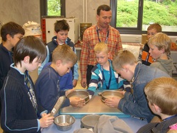 Juniorstudenten beim Burgbau