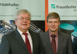 Prof. Dr. G&uuml;nter Br&auml;uer Leiter des Fraunhofer IST, und Prof. Dr. Wolfgang Vi&ouml;l, HAWK-