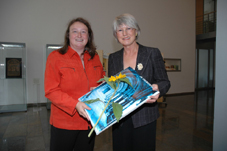 Frau Dr. Weyer &uuml;berreicht Frau Dr. Geiger ein Abschiedsgeschenk. (c) Hornemann Institut, 2007.