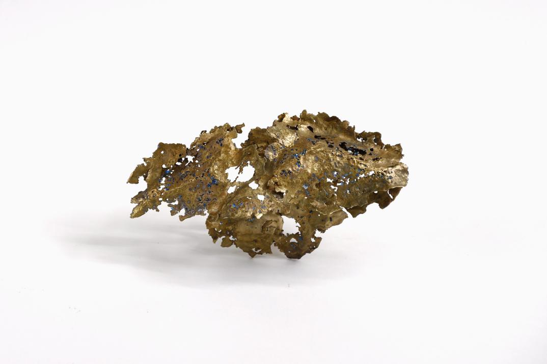 3.1_Henrike Cohrs_BA Thesis 2023_Brosche SHELTER_Messing, Emaille_140x85x60mm_Foto Henrike Cohrs