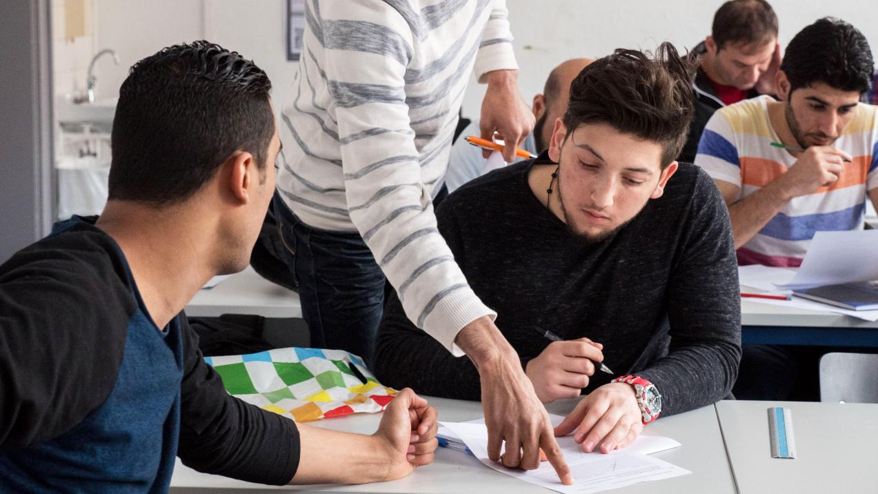 Unterricht mit individueller Hilfestellung bei Bearbeitung einer Aufgabe